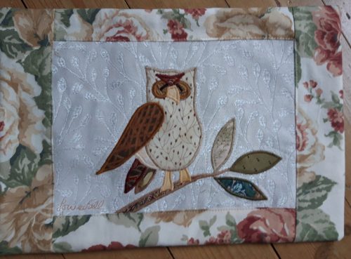 Louise Bell Quilts, Owl cushion, pale border, facing right