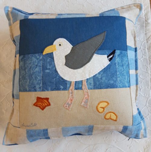 Louise Bell Quilts-Seagull-Cushion-facing-left
